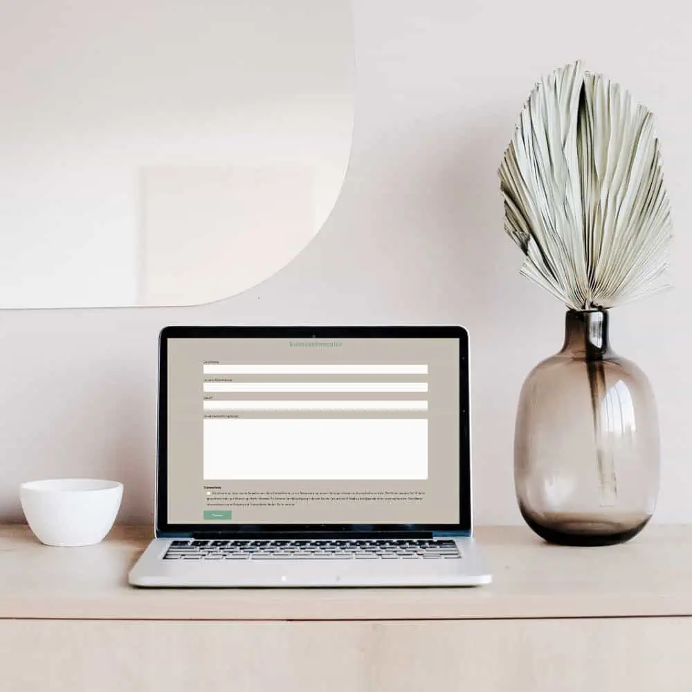 laptop mit Kontaktormular auf einer neu erstellten Website