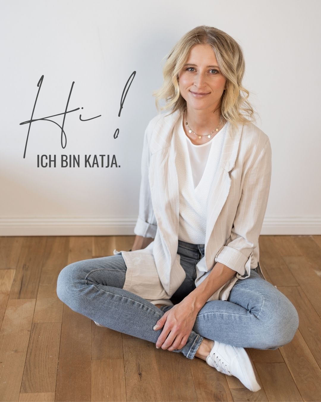 Katja Arndt, Webdesignerin und Freelancerin mit Schriftzug Hi ich bin Katja