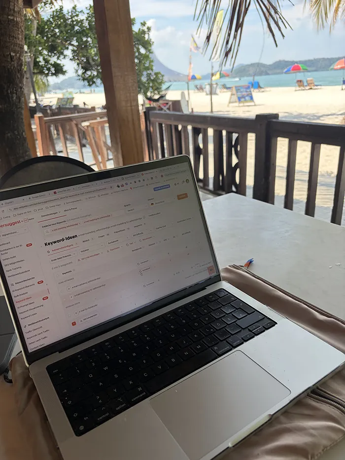 Laptop mit keyword tool von seo freelancerin