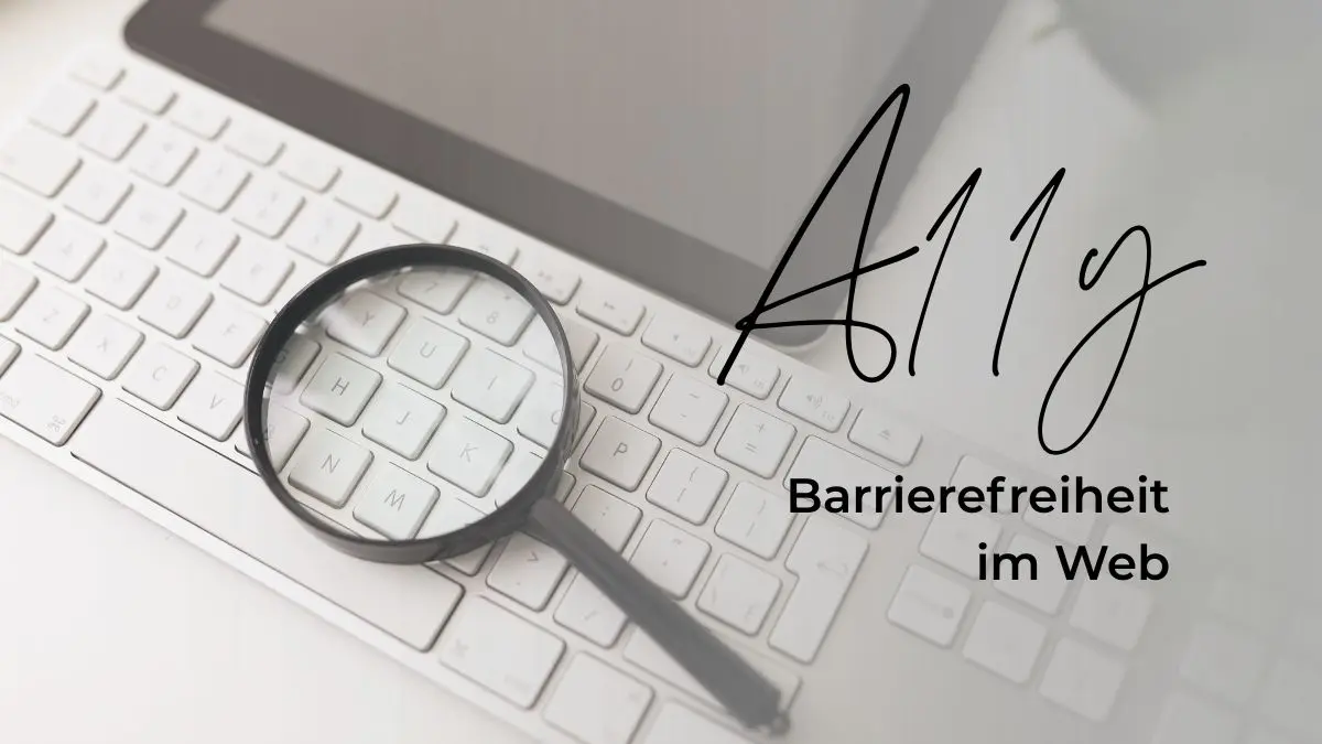 Lupe auf einer Tastatur mit Schriftzug daneben A11y - Barrierefreiheit im Web