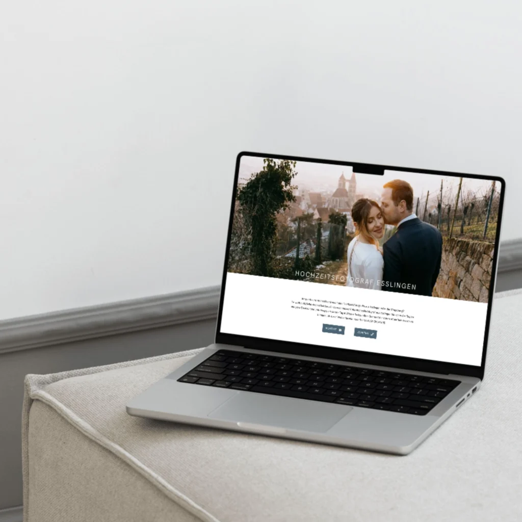 Website Carmen Moosmann auf dem Laptop