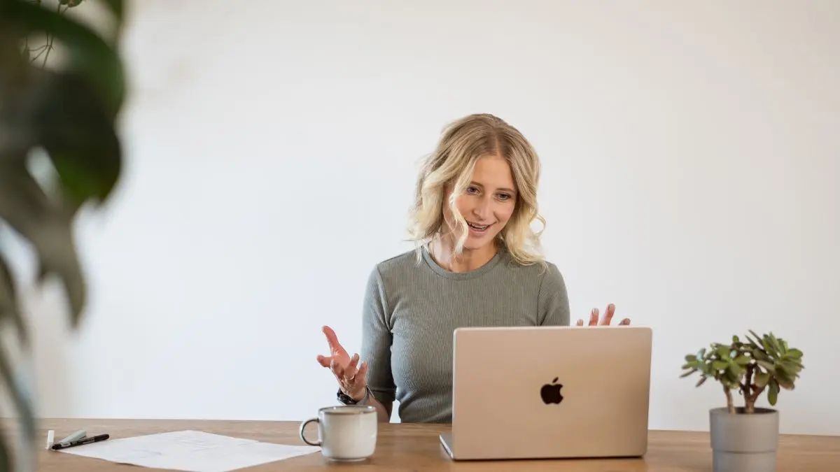 Virtuelle Assistentin Katja sitzt am Laptop