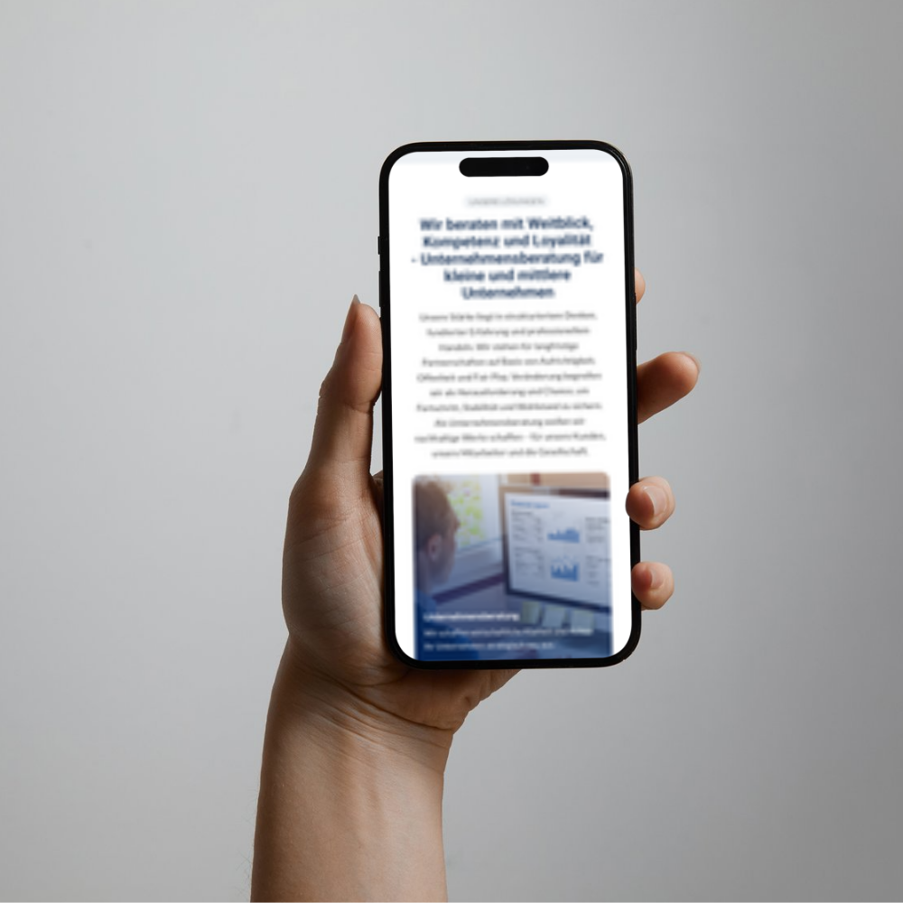Handy in einer Hand mit erstellter Website