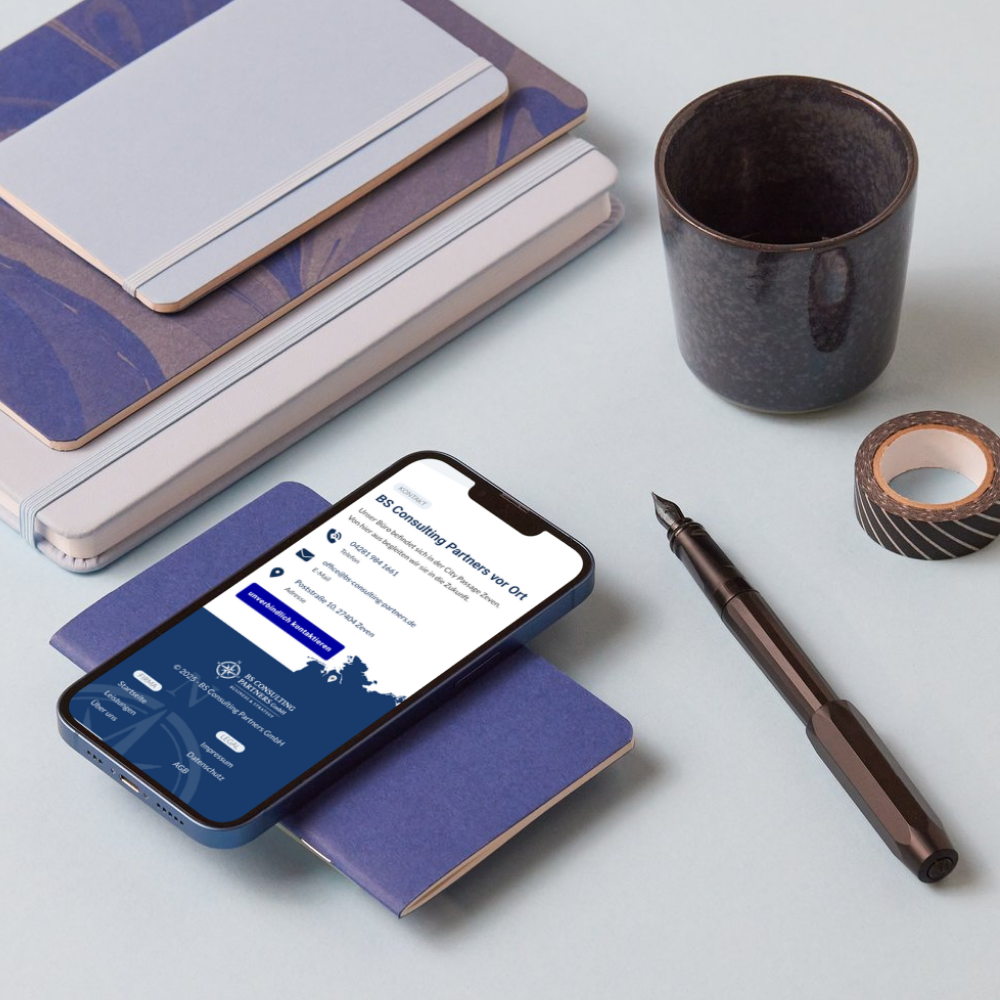 Schreibtisch mit Handy und Website