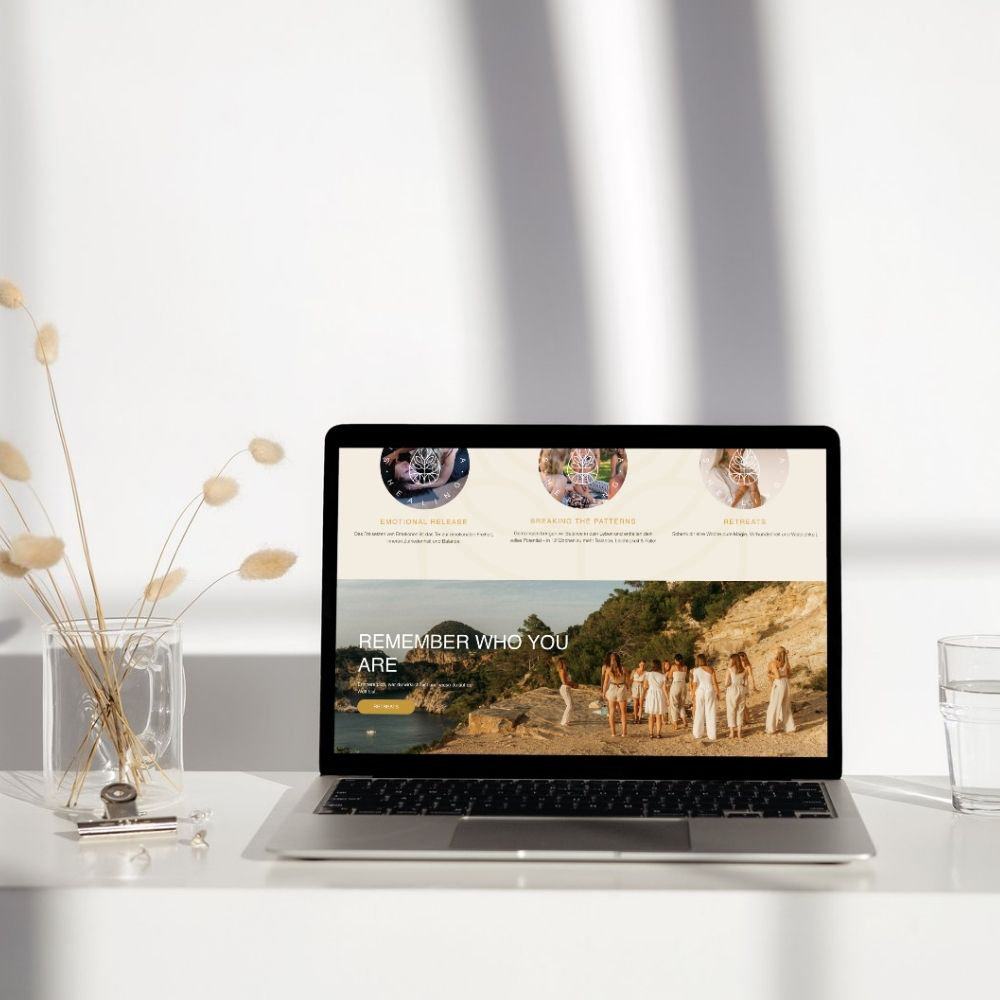 Laptop mit Website von Virtueller Assistenz